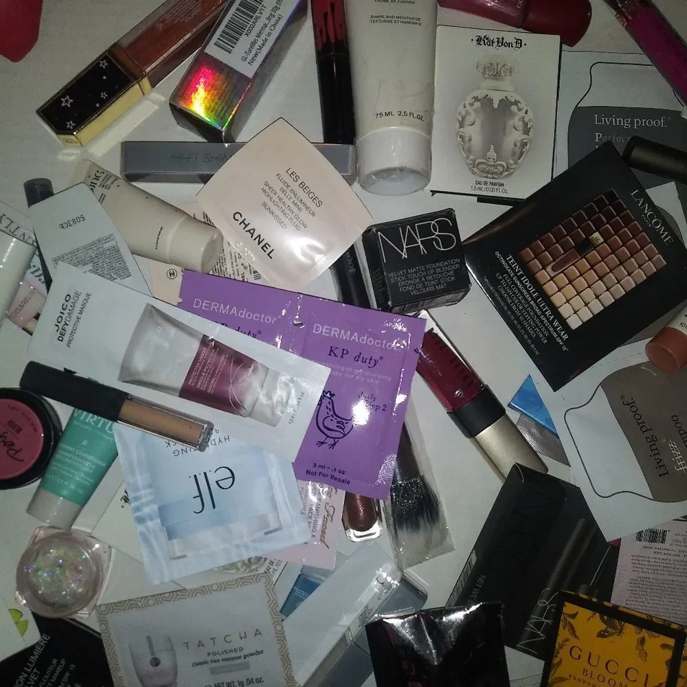 Mystery bag. Filled with products- sample, luxury makeup and skincare. - Picture 4 of 4